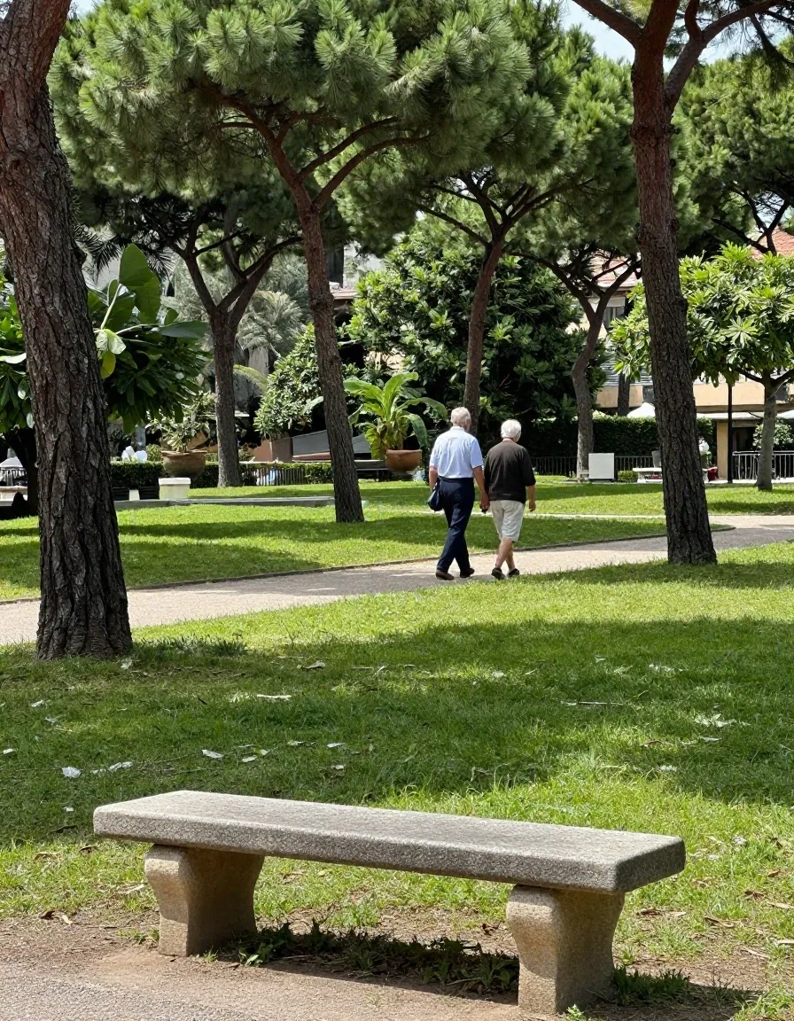 Due pensionati a passeggio in un giardino pubblico romano